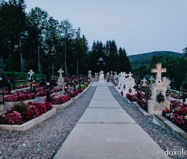 (Foto) Atmosfera din cimitirul Sihăstriei în seara proclamării locale a canonizării Sfinților Paisie și Cleopa de la Sihăstria