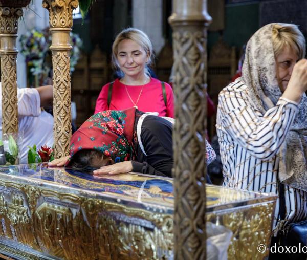 (Foto) Primii închinători la moaștele Sfinților Cuvioși Paisie și Cleopa de la Sihăstria
