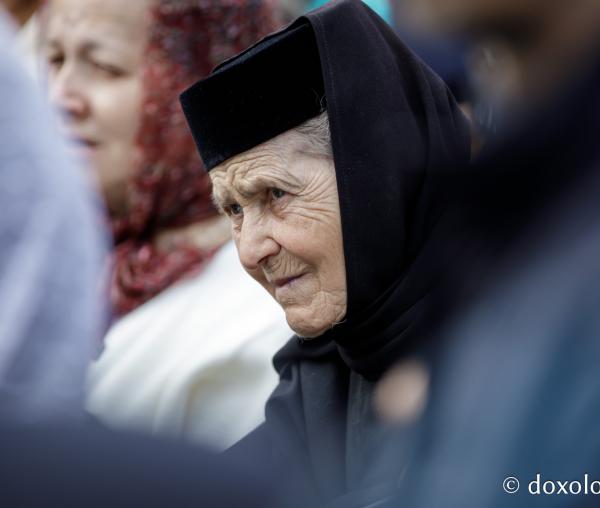 (Foto) Pelerini uniți în rugăciune, acasă la Sfinții Cuvioși Paisie și Cleopa de la Sihăstria