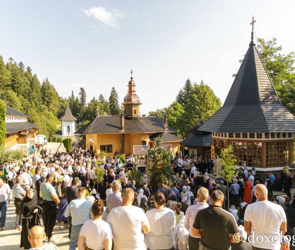 (Video) Schimbarea la Față, la Mănăstirea Sihla: A fost așezată piatra de temelie pentru un nou sfânt lăcaș