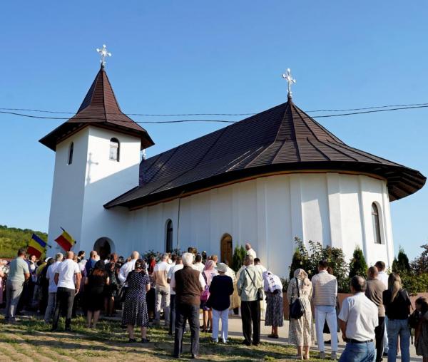 (Video) Biserica Parohiei Curagău, sfințită de IPS Teofan