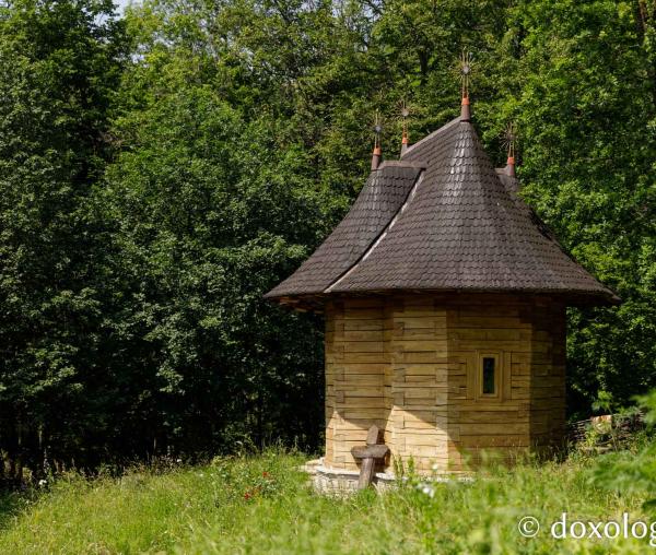 Paraclisul din poiana mănăstirii Cozancea