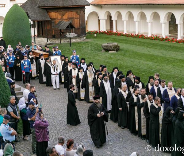 Procesiunea așezării spre închinare a moaștelor Sfântului Cuvios Serafim cel Răbdător de la Sâmbăta de Sus
