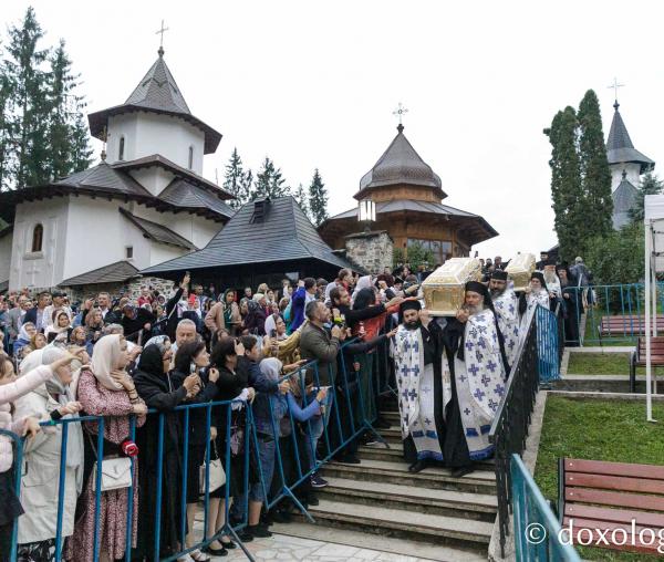 Procesiunea așezării moaștelor Sfinților Cuvioși Cleopa și Paisie în biserica Mănăstirii Sihăstria