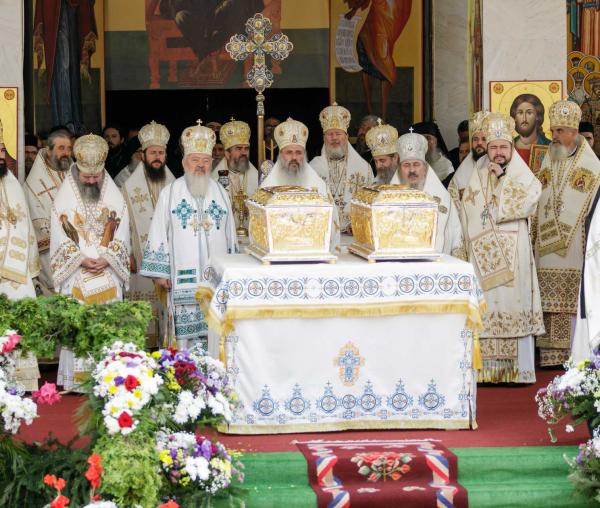Mii de pelerini, acasă la sfinții Sihăstriei: Astăzi a avut loc Proclamarea locală a canonizării Cuvioșilor Paisie și Cleopa