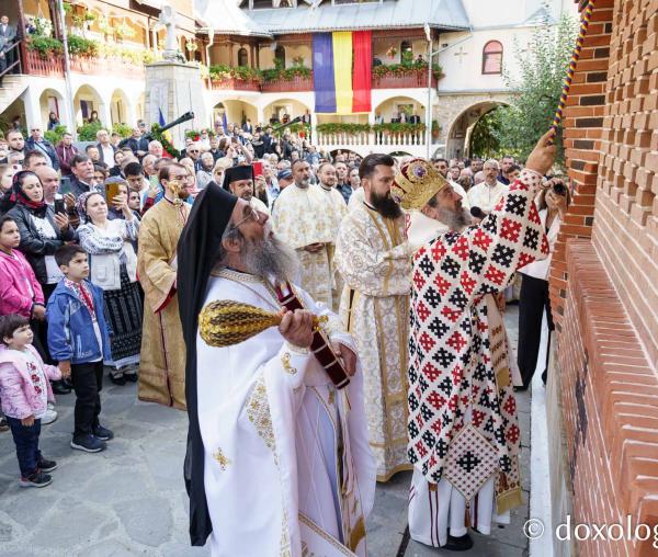 (Video) Mănăstirea „Înălțarea Sfintei Cruci” din Poiana – Brusturi, în sărbătoare