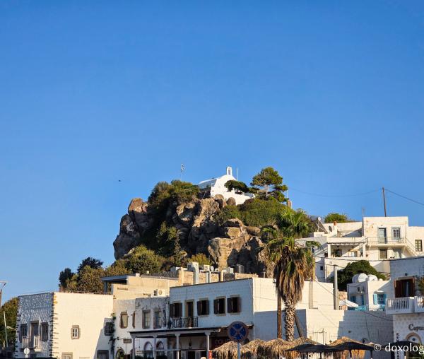Paraclisul închinat Sfintei Mucenițe Paraschevi, bisericuța de pe stâncă din Skala, Insula Patmos