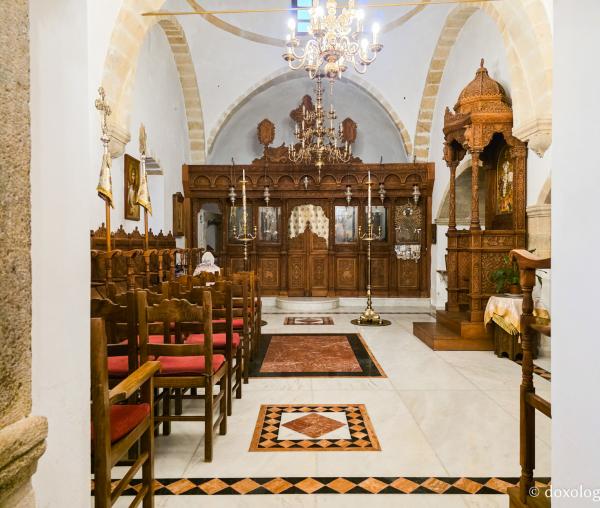 Moment de tihnă la biserica închinată Sfântului Mucenic Foca din Patmos