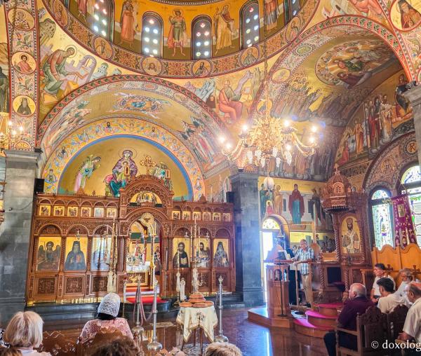 Clipe de răgaz în fața frescelor din biserica principală a Mănăstirii Sfântului Cuvios Sava cel Nou din Kalymnos