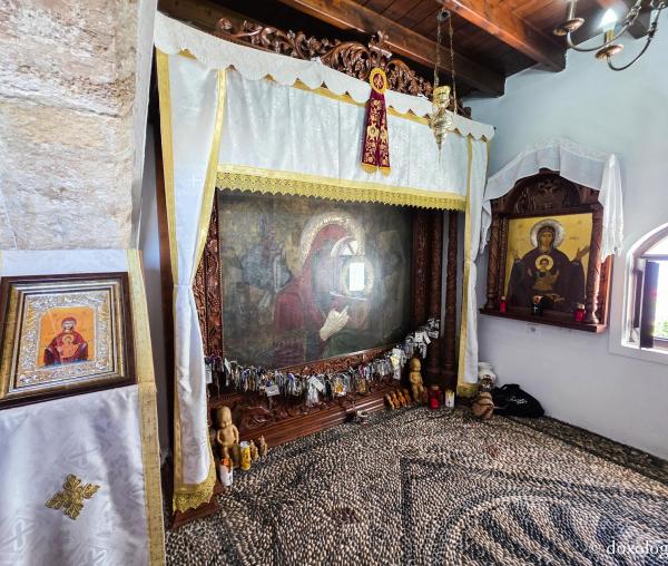 Pași de pelerin la Mănăstirea „Panaghia Tsambika” din Rodos, mănăstirea cea veche sau „Tsambika de sus”