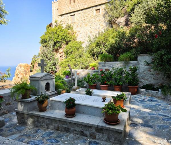 Clipe de tihnă la mormântul Sfântului Amfilohie Makris din Patmos