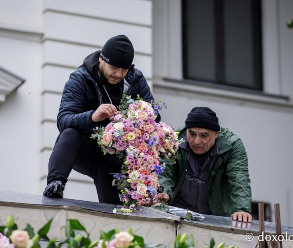 Împodobirea cu flori a baldachinului Sfintei Cuvioasei Parascheva
