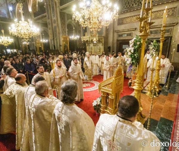 (Video) Unitate în rugăciune la Iași: trei ierarhi și sute de pelerini la Sfânta Liturghie