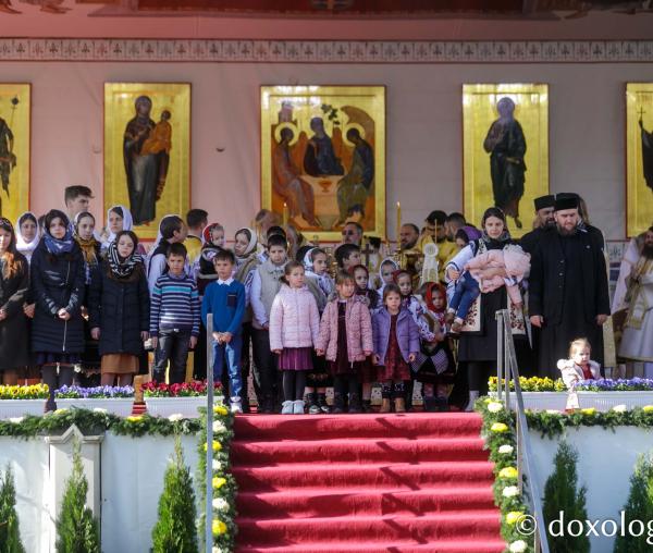 Trei familii de preoți cu mulți copii au primit distincții de vrednicie din partea IPS Teofan / Foto: Oana Nechifor