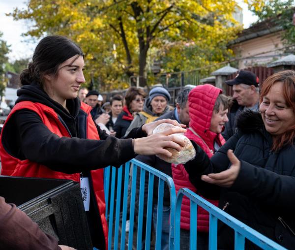 (Video)  „Hrană pentru pelerini” – mii de mese oferite la Hramul Sfintei Parascheva 2025 prin Fiideajutor.ro