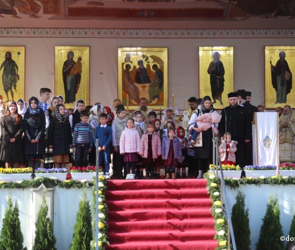 Trei familii de preot, distinse de IPS Teofan la hramul Sfintei Parascheva