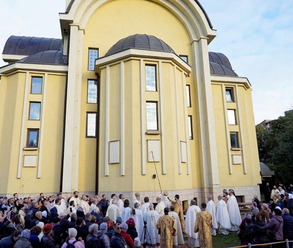 (Video) Biserica din cartierul ieșean Galata a primit duminică haină luminoasă