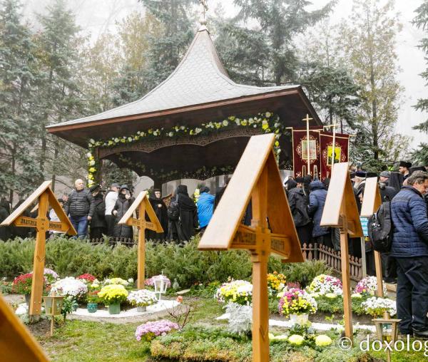 Mormântul Sfântului Cuvios Mărturisitor Arsenie de la Prislop