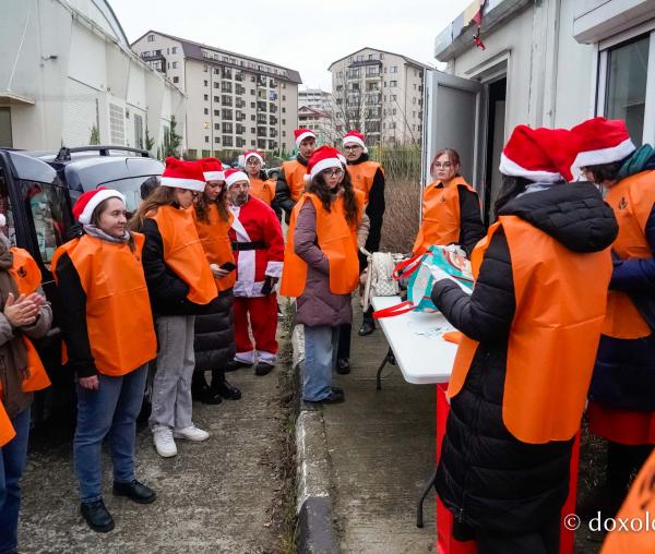 (Video) „Scrisori către Moș Crăciun” – 410 daruri pentru copiii din familii numeroase
