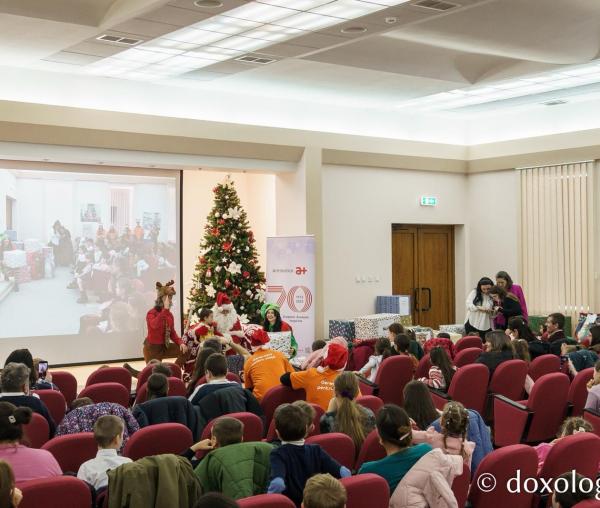 (Video) Peste 100 de copii din familii numeroase au primit daruri de Crăciun, la serbarea Fundației Antibiotice „Știință și Suflet”