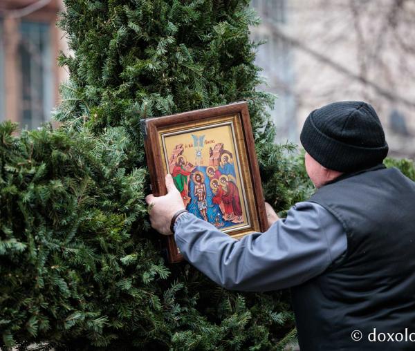 (Foto) Veșmânt din cetină și crizanteme: Cum a fost împodobită Crucea de Bobotează la Catedrala Mitropolitană din Iași