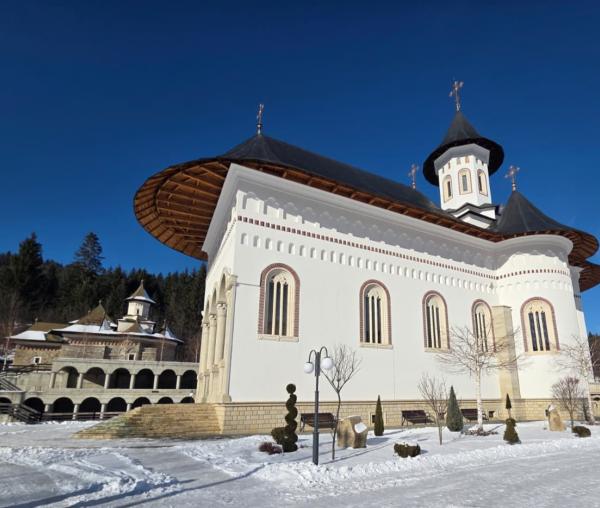 (Foto) Sihăstria Putnei – frumusețea iernii în taina muntelui