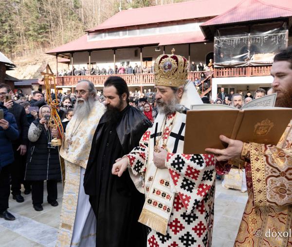 (Foto) Sub semnul Sfintei Cruci: un nou stareț la Mănăstirea Brusturi din județul Neamț