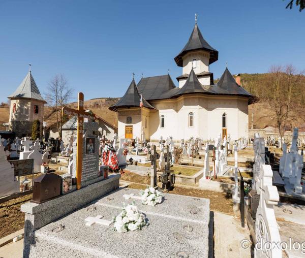 Cimitirul satului Farcașa din Județul Neamț