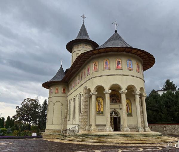 Mănăstirea Brazi – lăcaș de rugăciune și închinare la moaștele Sfântului Sfințit Mucenic Teodosie