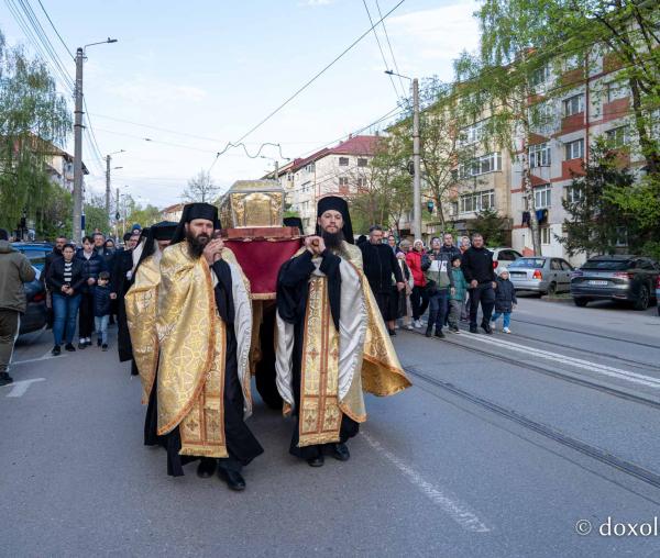 (Foto) Hramul Botoșaniului: procesiune cu moaștele Sfântului Cuvios Cleopa