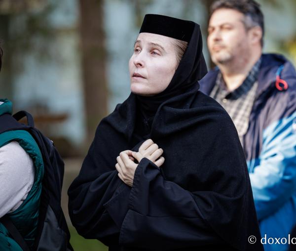 (Foto) Rugăciune și bucurie – pelerini uniți sub ocrotirea Sfintei Cuvioase Mavra de pe Ceahlău