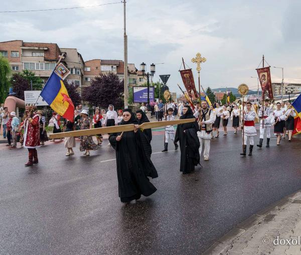 (Foto) Procesiune cu moaștele Sfântului Cuvios Cleopa de la Sihăstria la hramul orașului Piatra Neamț
