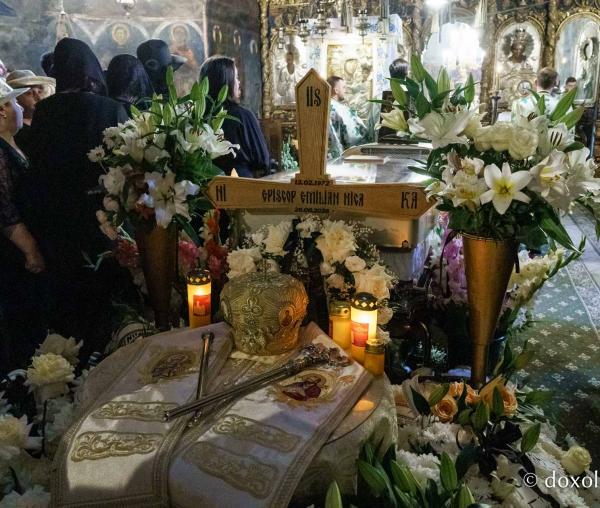 Momente din cadrul slujbei de înmormântare a PS Emilian Crișanul