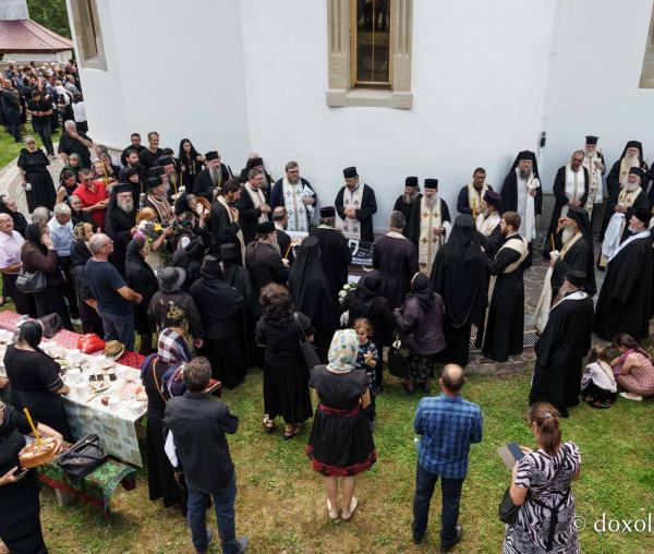 (Video) Părintele Serafim Mihali, starețul Mănăstirii Bisericani, a fost înmormântat