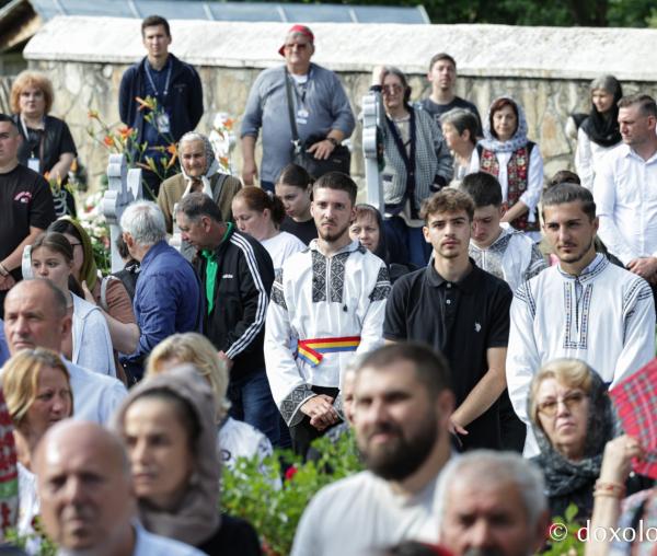 Cum se vede Fărcașa de sus în ziua proclamării locale a canonizării Sfintei OlimpiadaCum se vede Fărcașa de sus în ziua proclamării locale a canonizării Sfintei Olimpiada