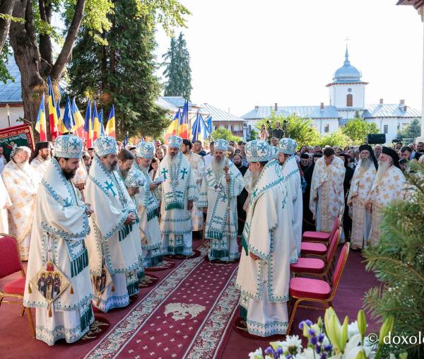Sfânta Liturghie cu ocazia proclamării canonizării Sfintelor Cuvioase Nazaria, Olimpiada și Elisabeta (Safta) Brâncoveanu de la Văratec