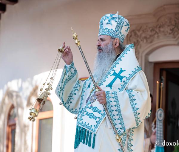 Momente din cadrul Sfintei Liturghii – ziua proclamării locale a canonizării Sfintelor de la Văratec