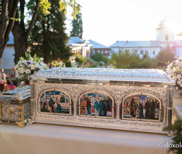 Racla cu moaștele Sfintelor Cuvioase Nazaria, Olimpiada și Elisabeta (Safta) Brâncoveanu de la Văratec