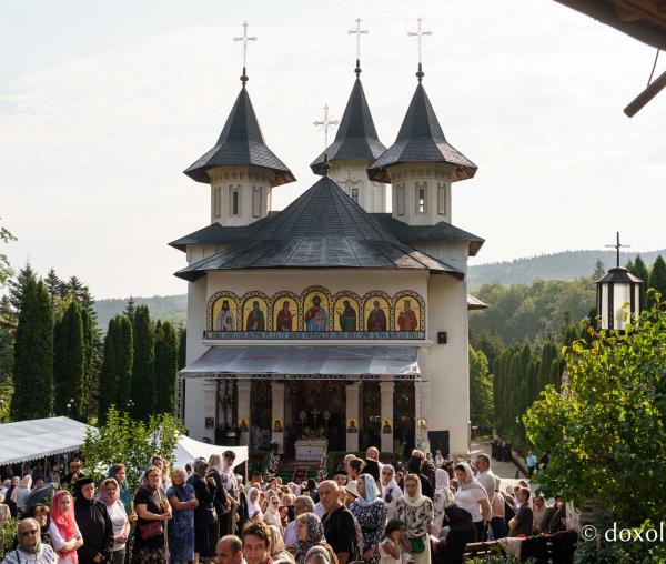 (Video) Sobor de ierarhi la sărbătoarea Sfintei Teodora de la Sihla, hramul Mănăstirii Sihăstria