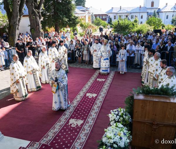„Mutatu-te-ai la Viață” – praznicul Adormirii Maicii Domnului la Mănăstirea Văratec