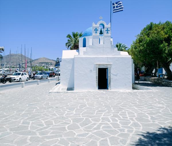 Pași de pelerin la Biserica „Sfântul Nicolae Thalassitis” din Paros, Grecia