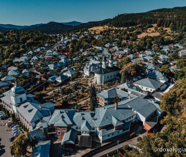 Vedere deasupra Mănăstirii Văratec, în ziua cea mare a proclamării locale a canonizării