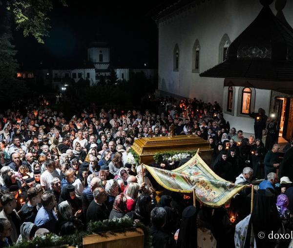 „Nu lipsi, Stăpâna noastră, privind spre noi” – procesiunea cu Epitaful Maicii Domnului la Mănăstirea Văratec