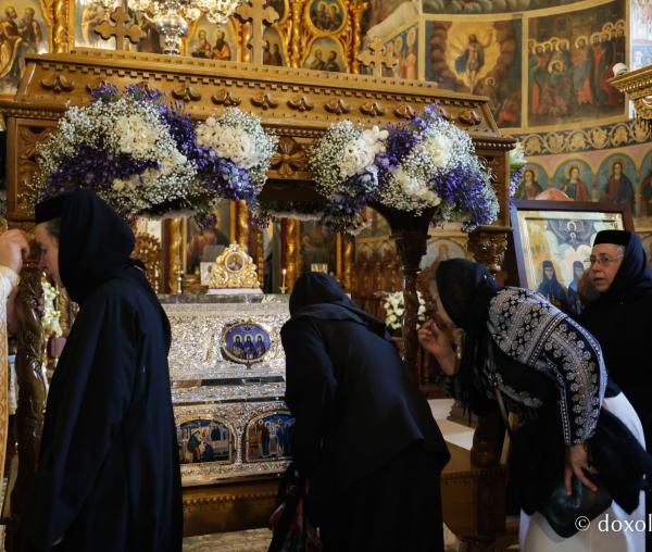 Racla cu moaștele Sfintelor Cuvioase de la Văratec a fost așezată în biserica mare a mănăstirii