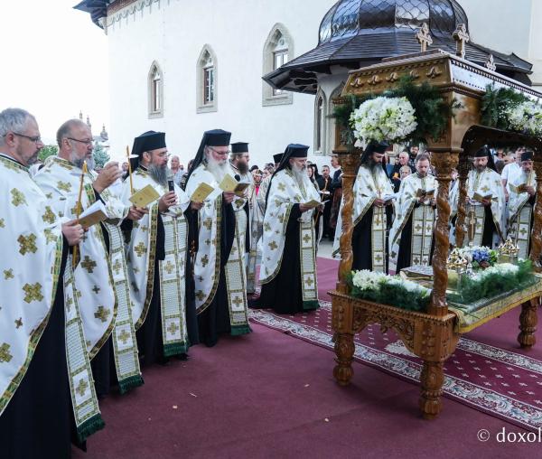 În rugăciune, alături de Maica Domnului – Prohodul Maicii Domnului la Mănăstirea Văratec