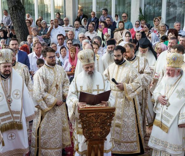 (Video) Biserica Parohiei Mărăței I din Piatra Neamț a fost resfințită de trei ierarhi
