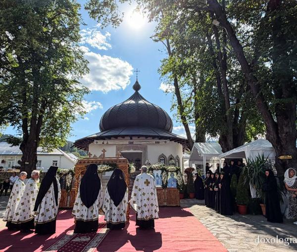 La ceas de vecernie, la Mănăstirea Văratec – scoaterea Sfântului Epitaf al Adormirii Maicii Domnului