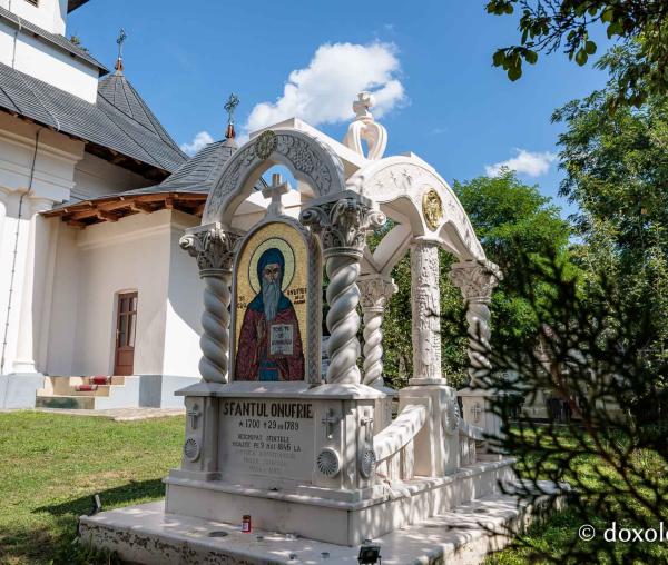 Mormântul Sfântului Onufrie și mărul din livada Mănăstirii Sihăstria Voronei din județul Botoșani