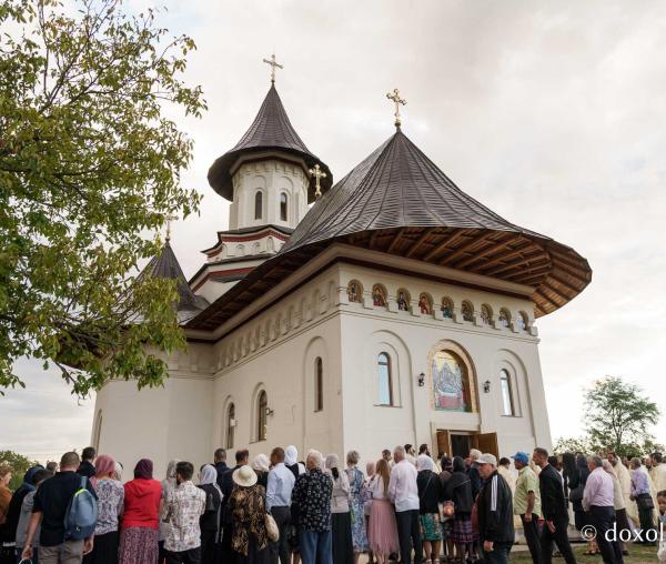 (Video) Mitropolitul Moldovei și Bucovinei a târnosit Biserica satului ieșean Moreni