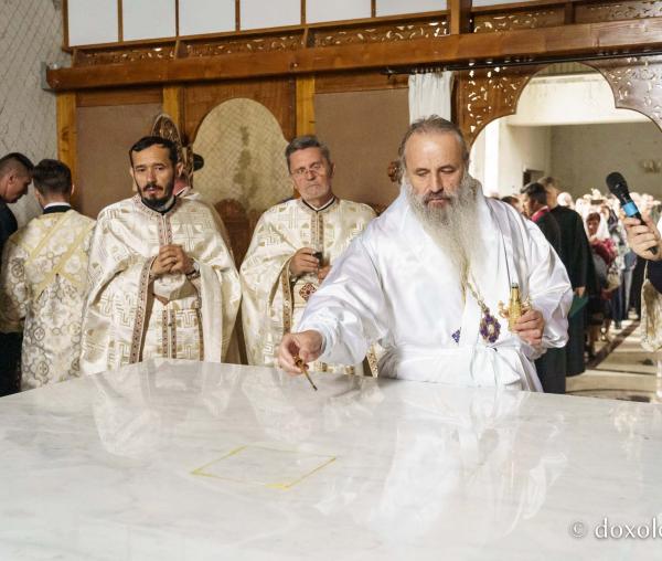 (Video) Biserica „Sfânta Treime” din Straja, comuna Tarcău, a primit veșmântul sfințirii